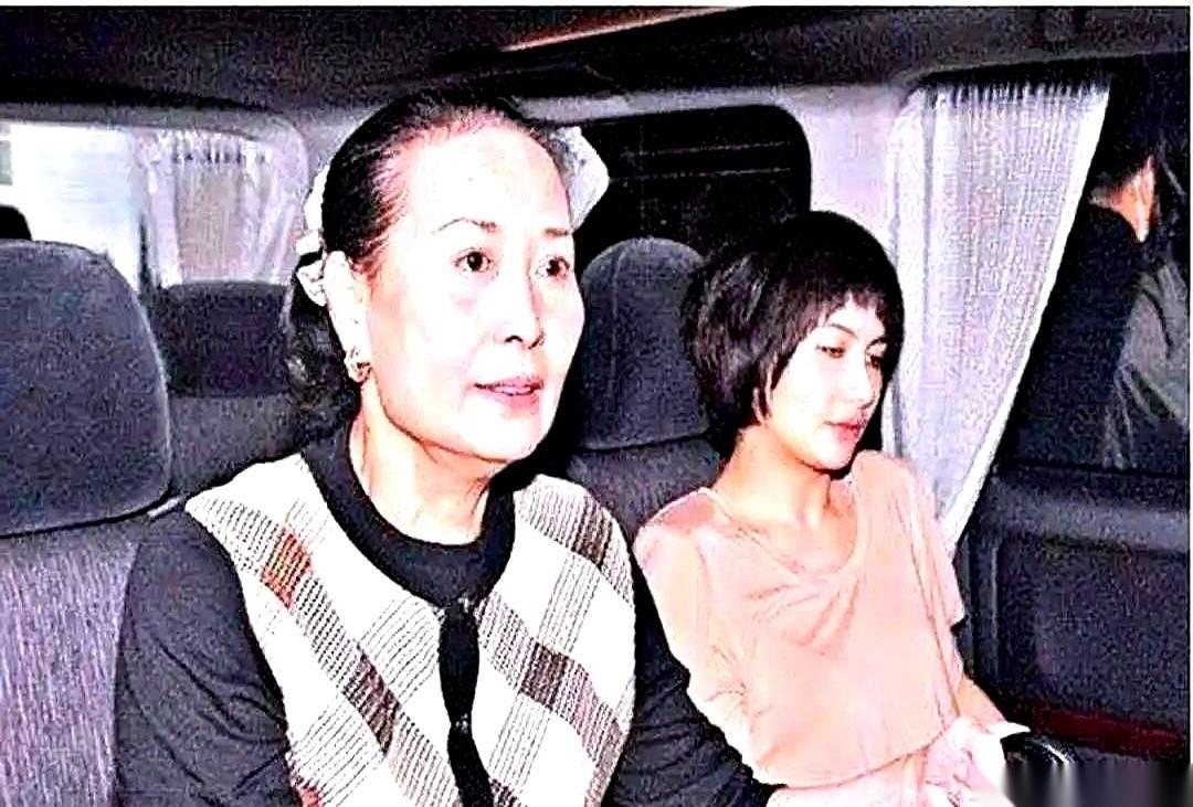 给女儿取名叫“超琼”，而她妈，就叫蓝琼缨。你品，你细品。一个“超”字，直接钉