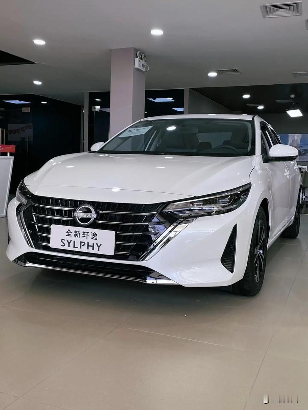 十四代轩逸和轩逸经典买那个？如果手头宽裕就买十四代轩逸，别看轩逸经典挺便宜的，