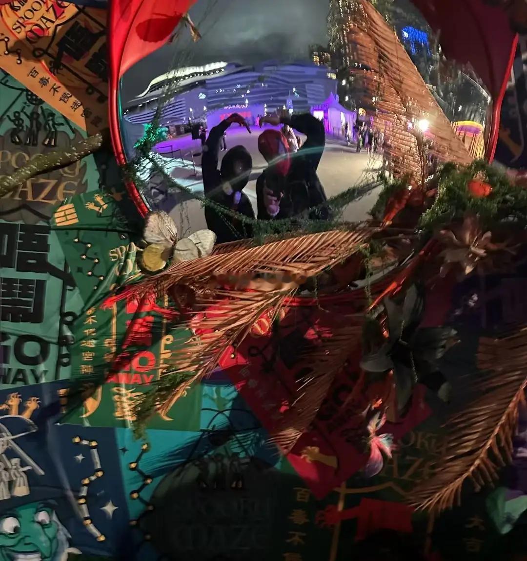 吴镇宇的儿子费曼在社交平台上，晒出了自己和杨威的儿子，杨阳洋的合影，俩人一起打扮