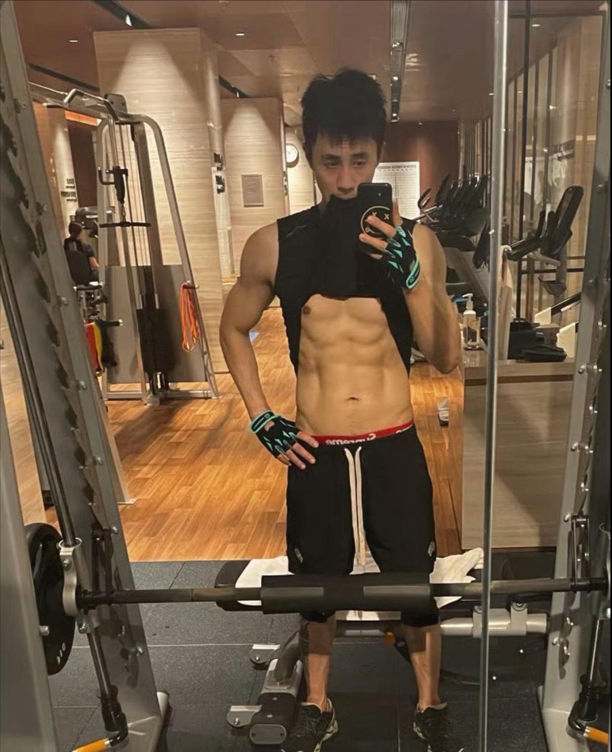 杜淳：老婆，最近照镜子发现人好像年轻了好几岁。妻子：哎哟，你这腹肌、马甲线、