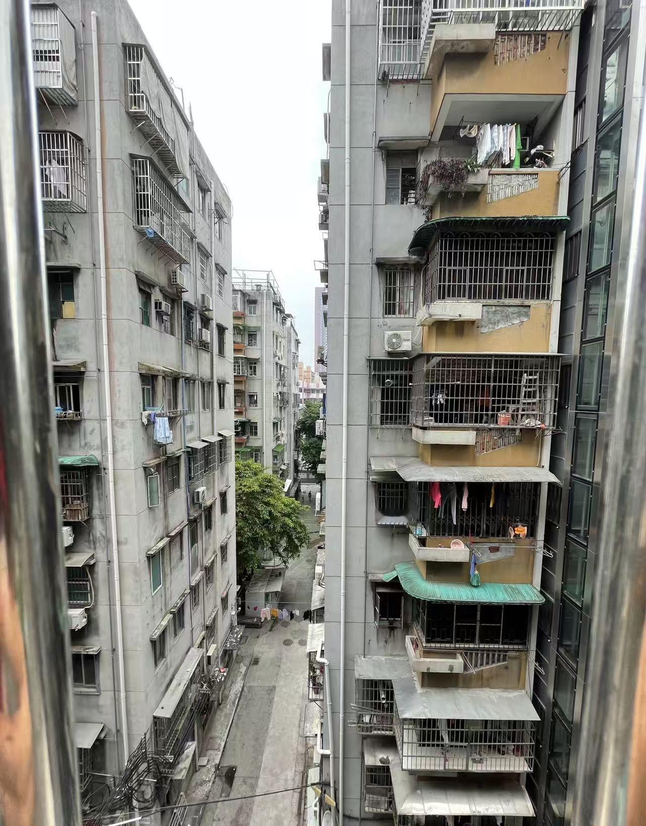 我大姑姐哭了，就因未来亲家说了句“你俩没社保”。大姑姐两口子在菜市场经营一菜