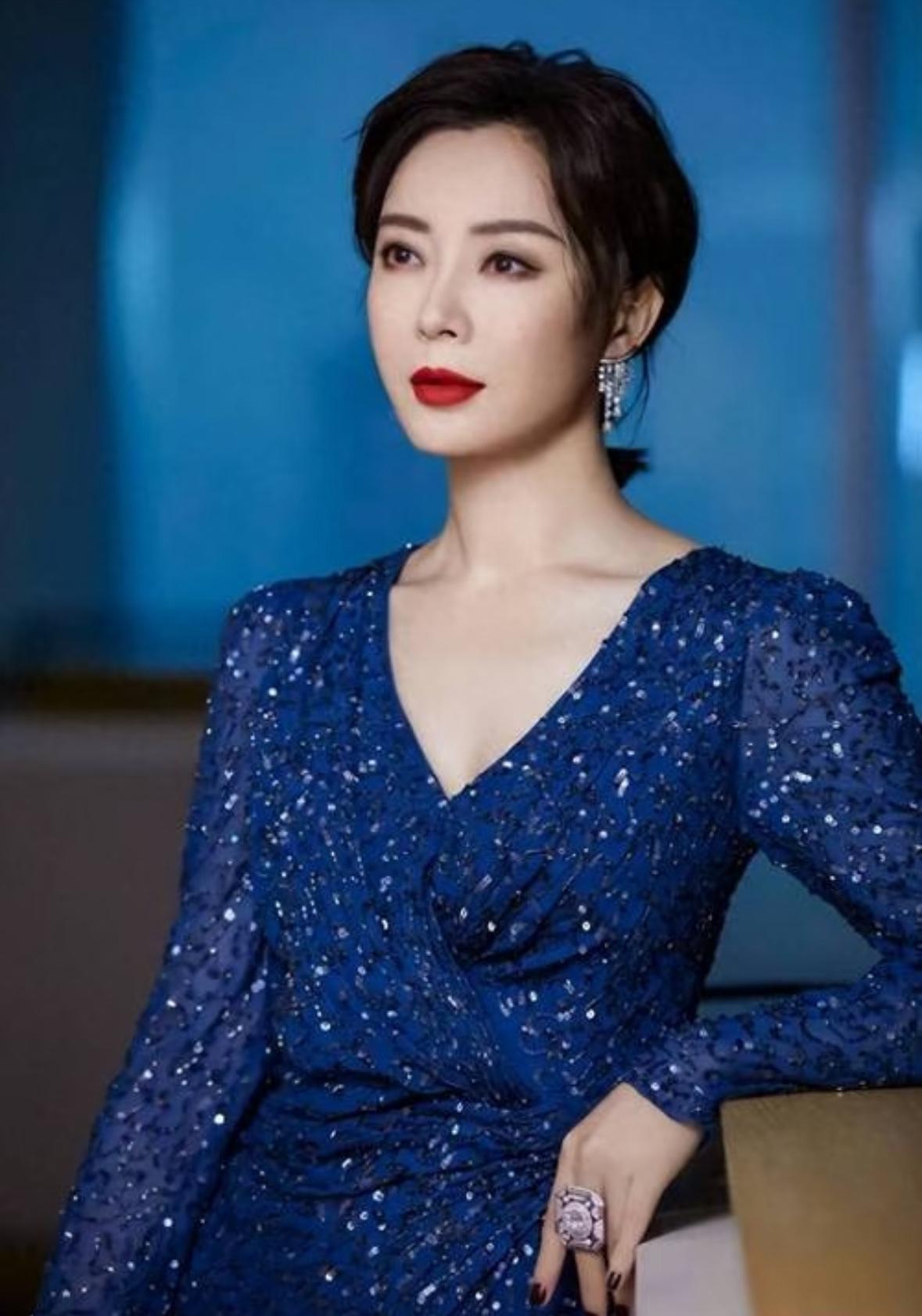 陈数这样一个“社交废物”女演员，是如何拿到白玉兰、金鹰奖、华鼎奖三大视后的⁉️