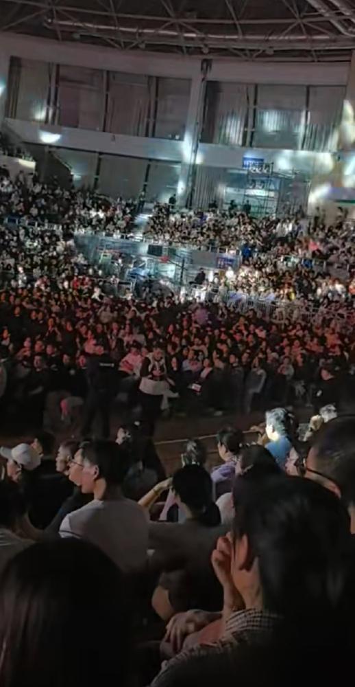 一个叛徒，饭馆天天排队，相声开进体育场。你说，这到底是郭德纲的悲哀，还是曹云金的