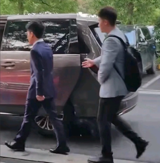 自从董宇辉参加网络文明大会后，明显黑他的人比较多，这是气不过，还是比不过，还是太