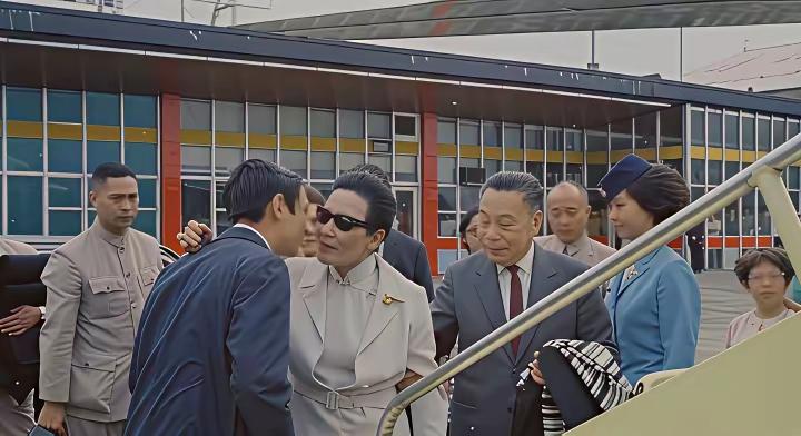王铎：宋美龄离台难舍难分朋友们，这是1975年9月17日，宋美龄离开台湾，前往
