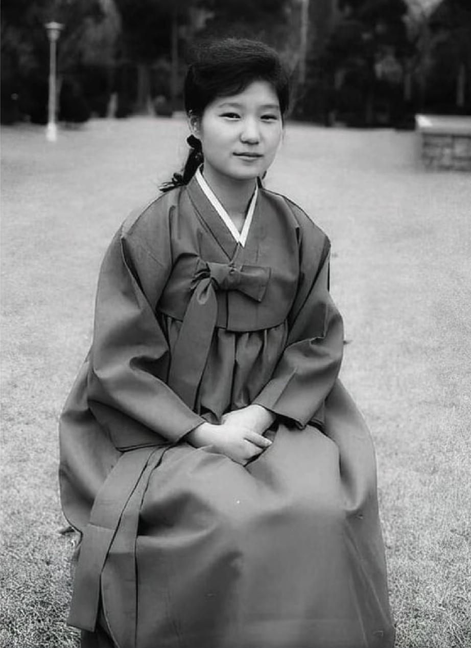 朴槿惠的命挺苦的。她形容自己是三无女人，无父母、无子女、无爱人。晚年的朴槿惠