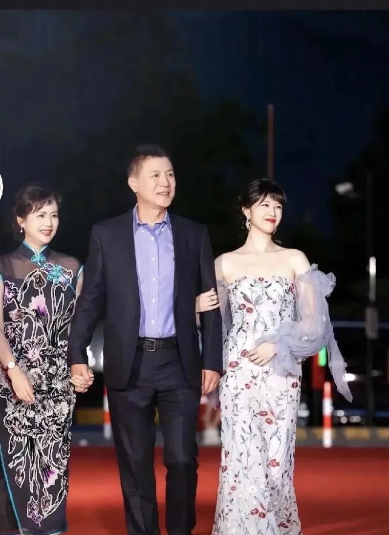 这一家子让人看了好羡慕呀！刘之冰高大帅气、温文尔雅，一看就是个好丈夫、好父亲。茹