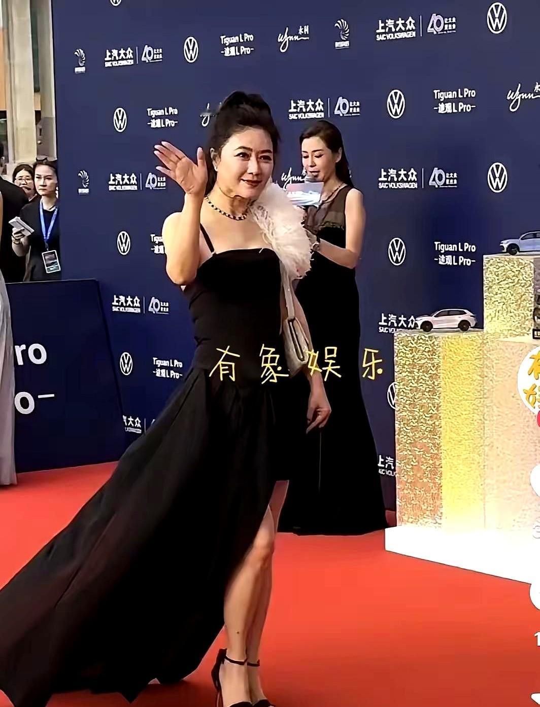 50岁的田海蓉，因为走路体态被网友议论。好多人盯着她走路的姿势说事儿，却压根