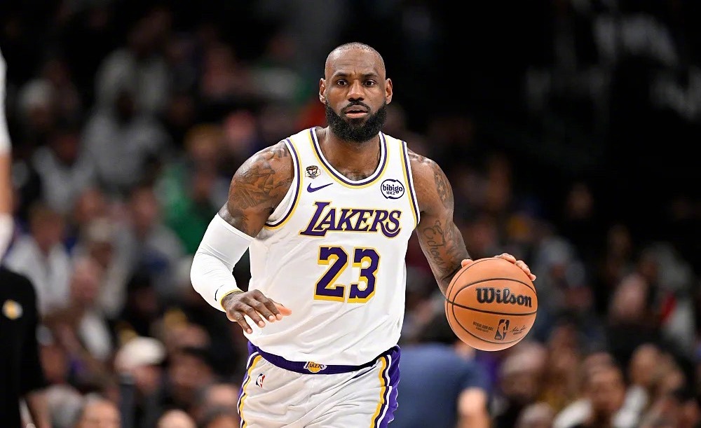 据NBA知名记者Shams的报道：詹姆斯本人和联盟都觉得他能再打一个赛季。他表示