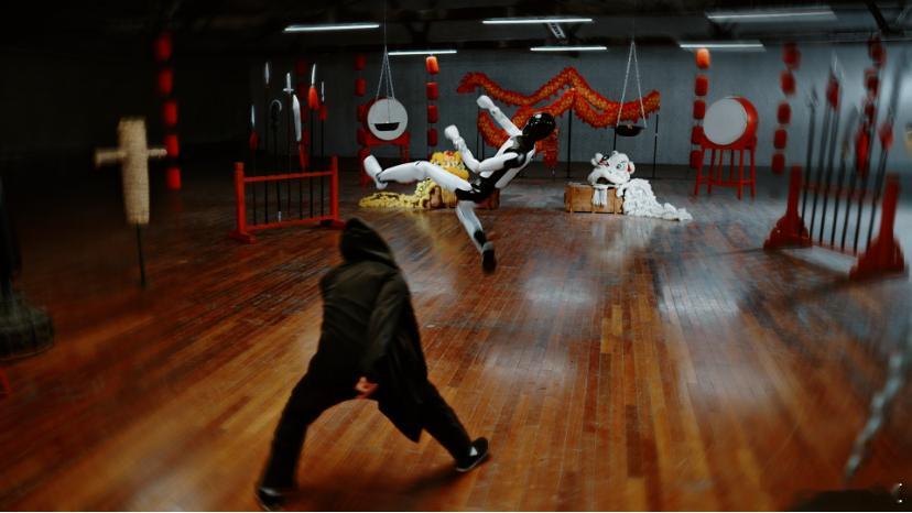 【智元发布全尺寸人形机器人远征A3】据界面新闻，2月13日，智元机器人正式发布全