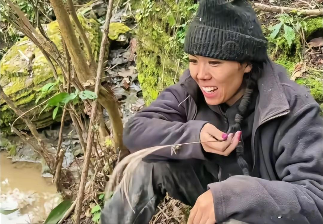 荒野求生13号选手冷美人，发现了盐，不分享，被说太自私了，我希望你是在开玩笑的，