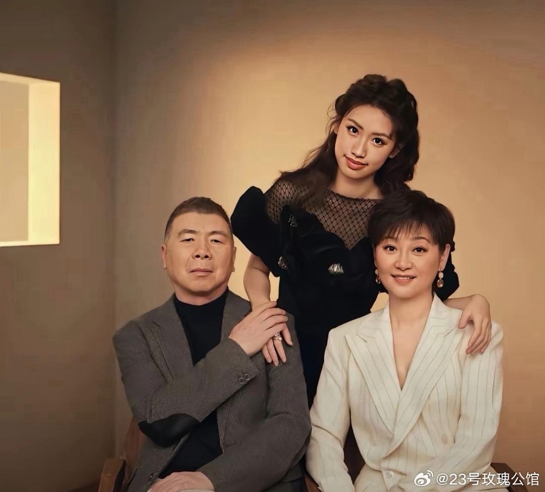 冯小刚一家三口拍杂志照。