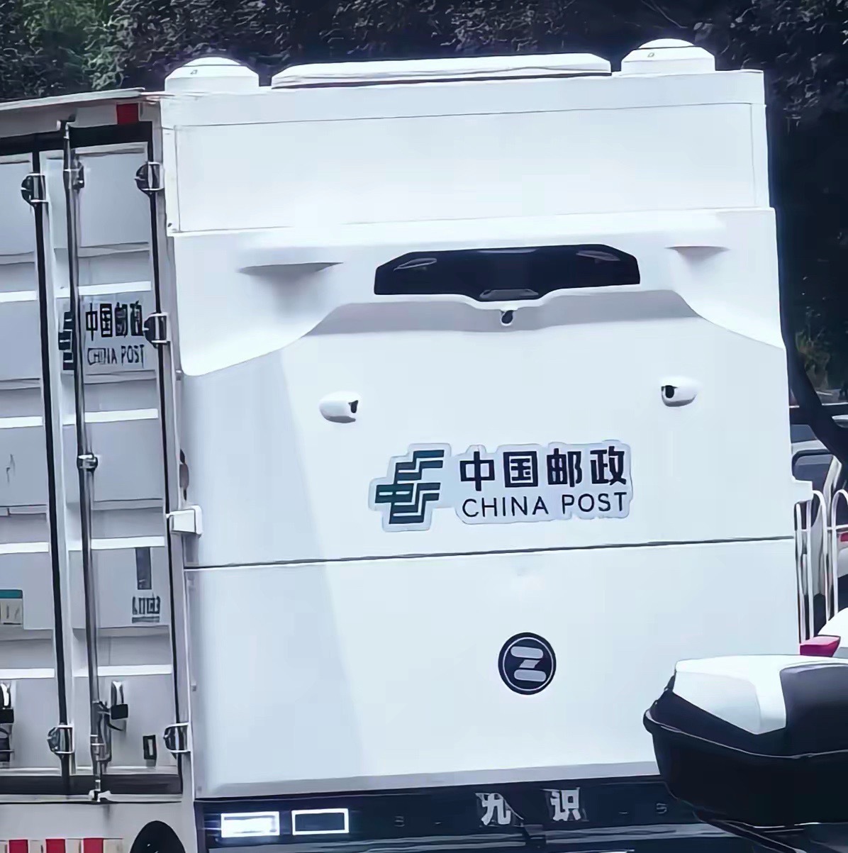 这个图片你看到了什么？我看到了两个字：九识。他现在不是上市公司，但是未来会。当它