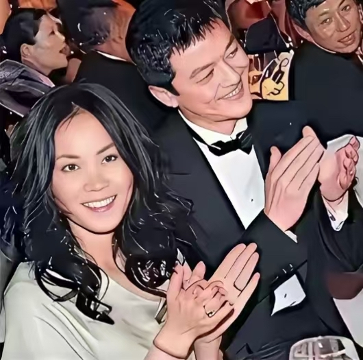 一个男人在两千多万善款到账的夜晚，当着半个娱乐圈的面搂过天后老婆深吻，快门声比拍卖槌还响。谁能想到这