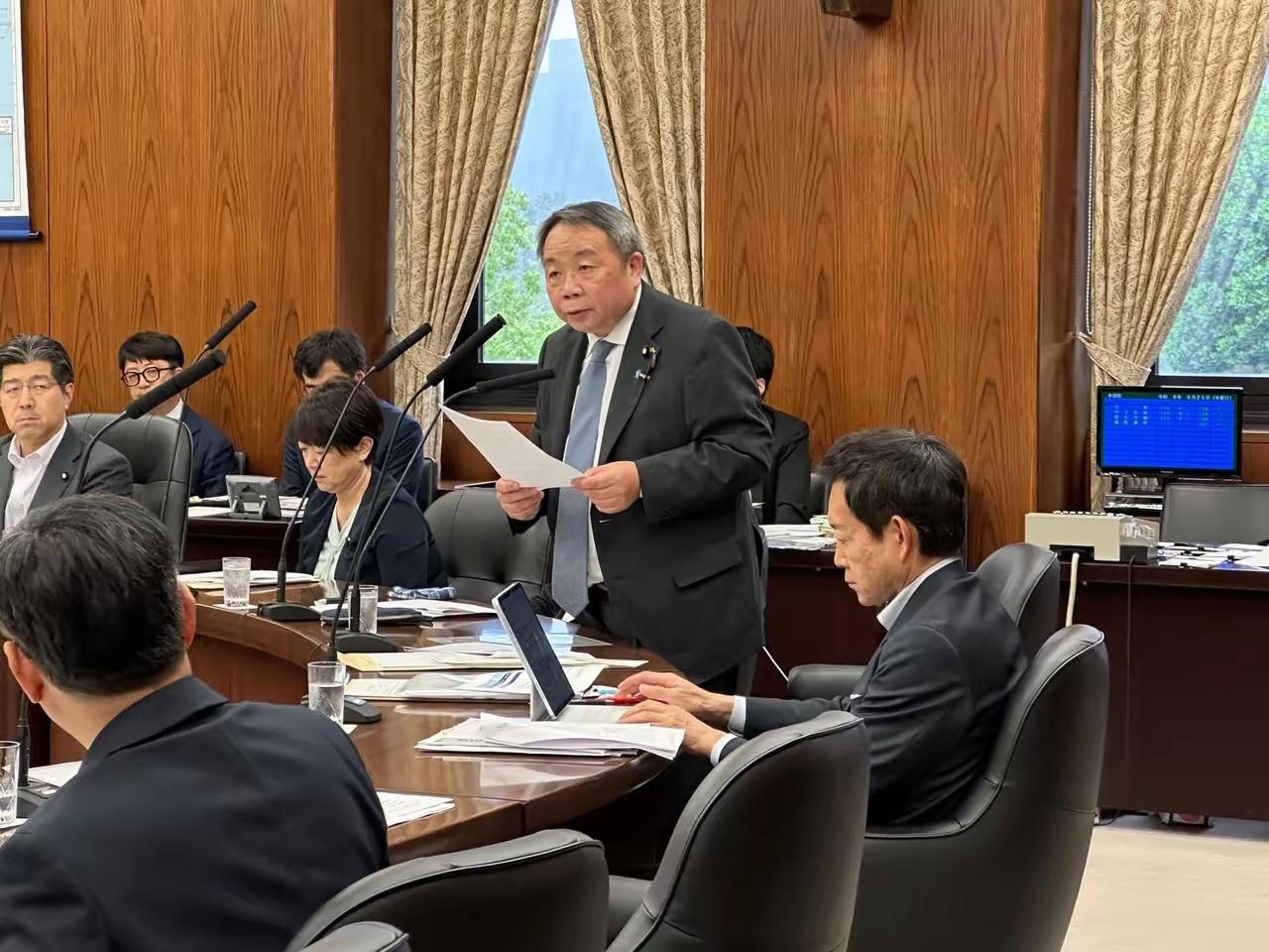 汉奸石平6月25日晚发文写道：“今天，我在参议院外交防卫委员会提出了一个问题。首