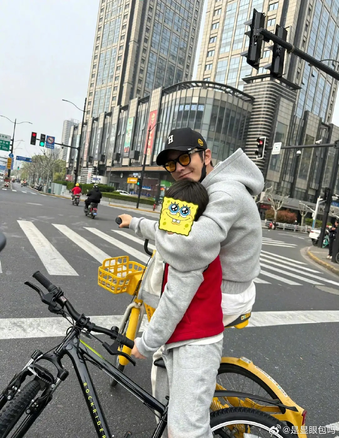 黄晓明带着儿子春日骑行，9岁小海绵留帅气发型！父子同框超有爱！