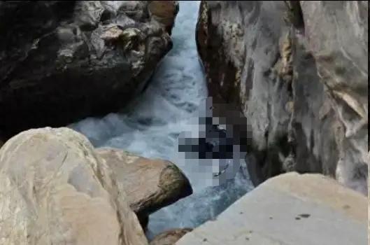 虎跳峡落水男生，滑落以后，瞬间就相当于最少被15匹马拉住。他曾抓住女友递过来的登