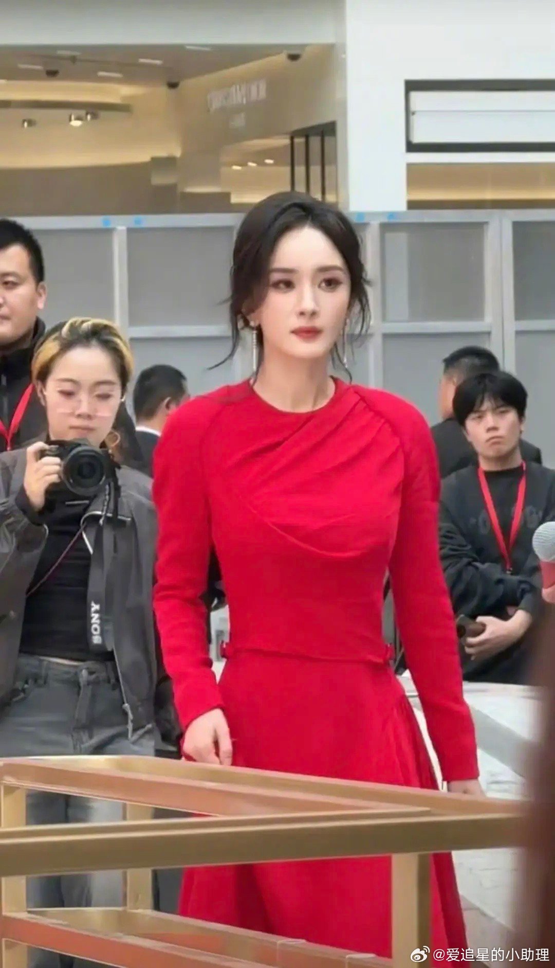 赵丽颖政农商三部曲杨幂赵丽颖同一天参加活动，两位状态如何？