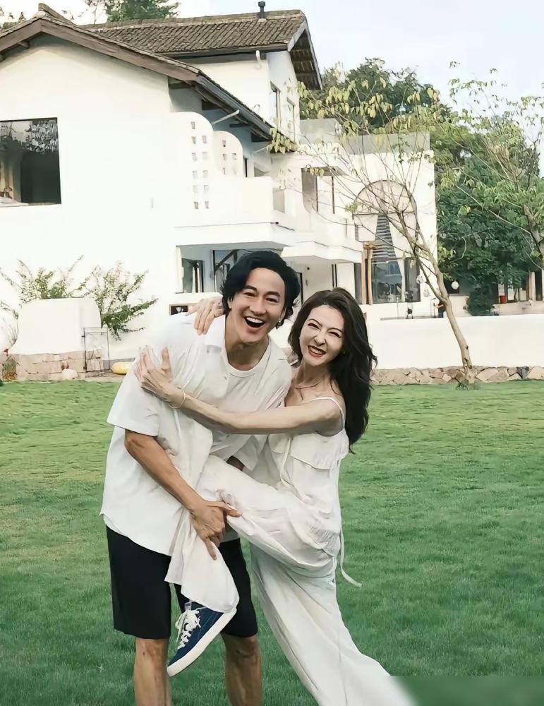 去年十几对明星夫妻互撕、出轨、闹上法庭，我以为娱乐圈的婚姻早就死透了。你再看