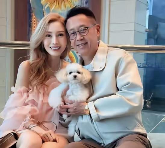 李嘉欣56岁生日合照，状态惊艳，完全看不出年纪。只是她身形太瘦，如果换成黑发想
