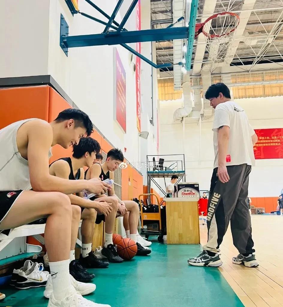 山东男篮夏训球员增多，陈培东、于德豪、刘毅归队。这标志着球队备战新赛季的进程