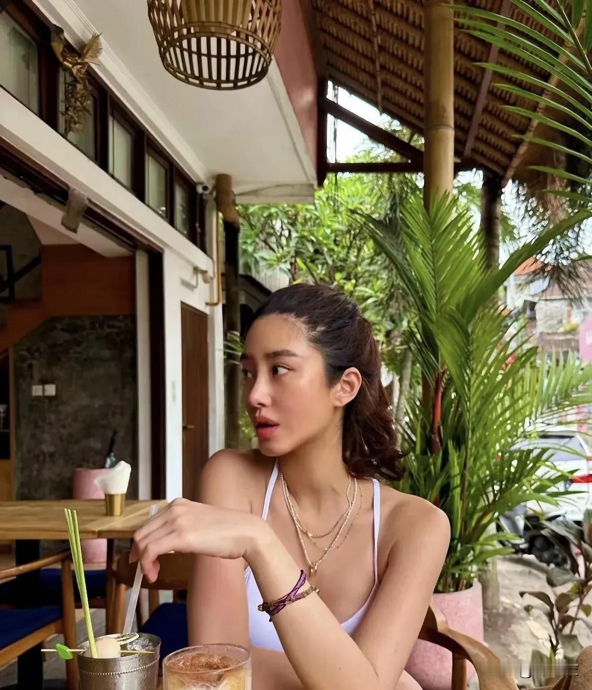 我一直觉得杨采钰的颜值被严重低估了，因为杨采钰除了普世意义的美之外，她还有着顶级