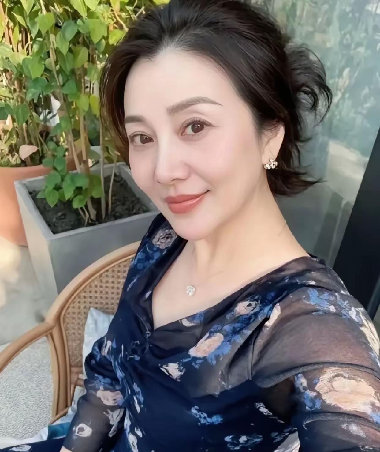 幸福，是拥有稳定的底气，心安自在，所求皆有度，身边有牵挂也被人惦念。