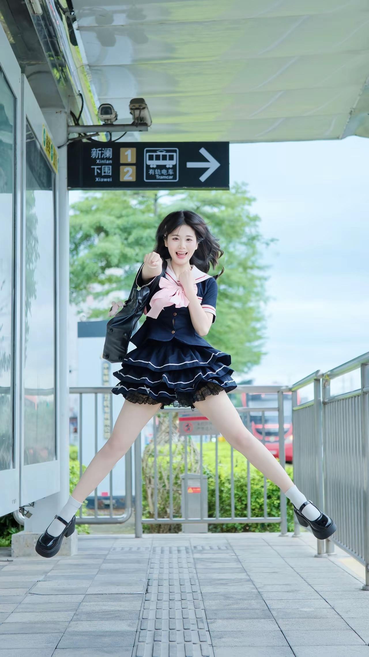 跳得高高的俏丽女孩子！看来女孩子的青春活力，不仅仅体现在脸上……