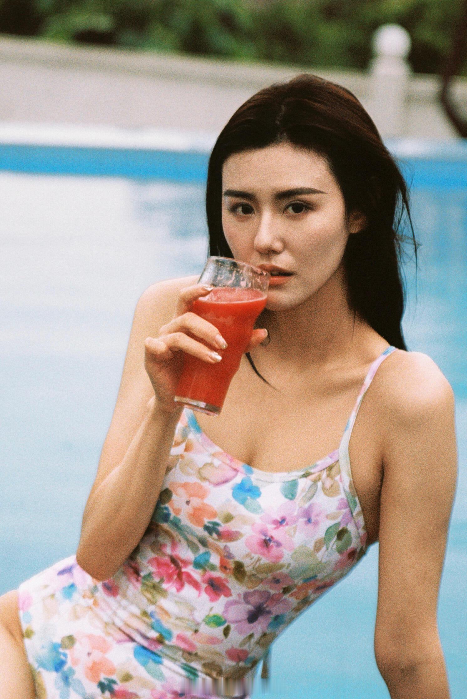 刘湘最新物料：更新了花卉泳装