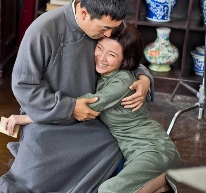 娱乐圈里敢在镜头前衣服扯开还不赶紧捂严实的女演员有几个？更绝的是，男搭档不但不帮