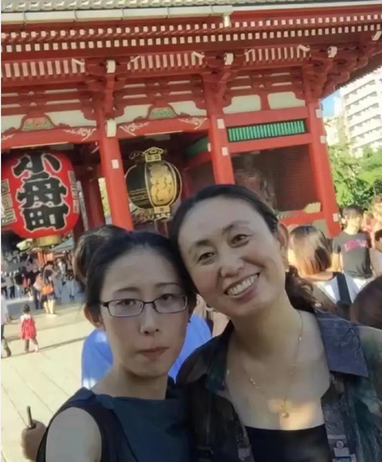 江歌妈妈发长文回望十年怀念女儿，遇上这段时间去韩国留学的文文被熟悉的老师杀害，令