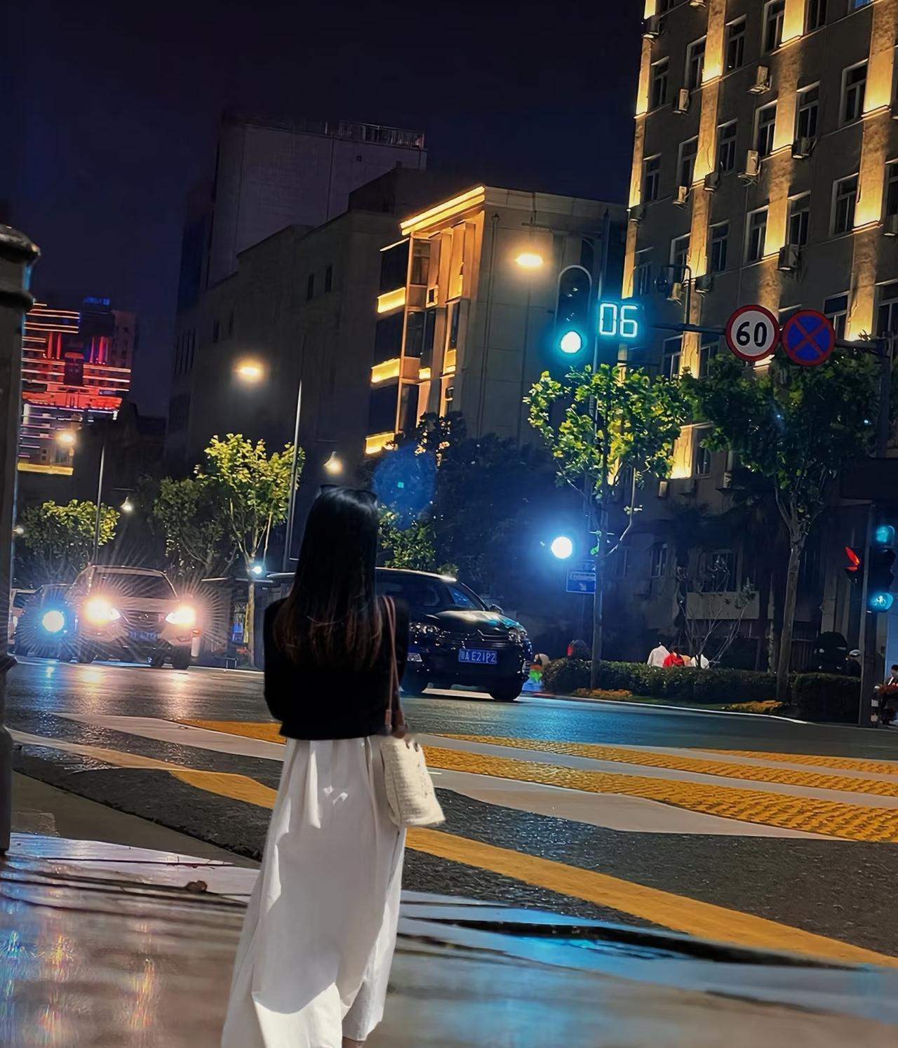 天开始热了，街上的鬼也开始多起来了。今天早上，对面走来一美女，一瞅她的脸，妈呀