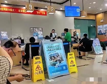 “杀熟”某营业厅内一大姐举着用了15年的号冲柜员吼：“新用户39元就160G，我