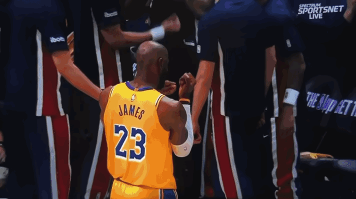 丑人多作怪??[无奈吐舌][无奈吐舌]湖人开启北伐，8连客第一场对阵掘金，赛前詹姆斯面