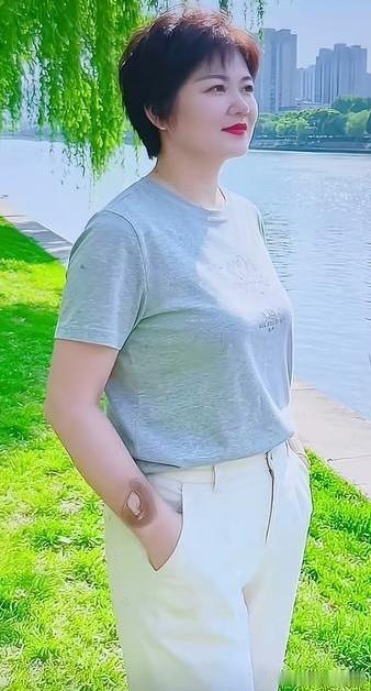 绿柳拂面，水波荡漾，此景宛如人间仙境。忆起上次游江南小镇，河边绿柳随风摇曳，枝