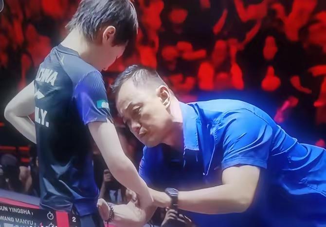 这可真是丢人丢到国际上了！昨晚的WTT新加坡大满贯女单决赛，国乒队员孙颖莎和王曼