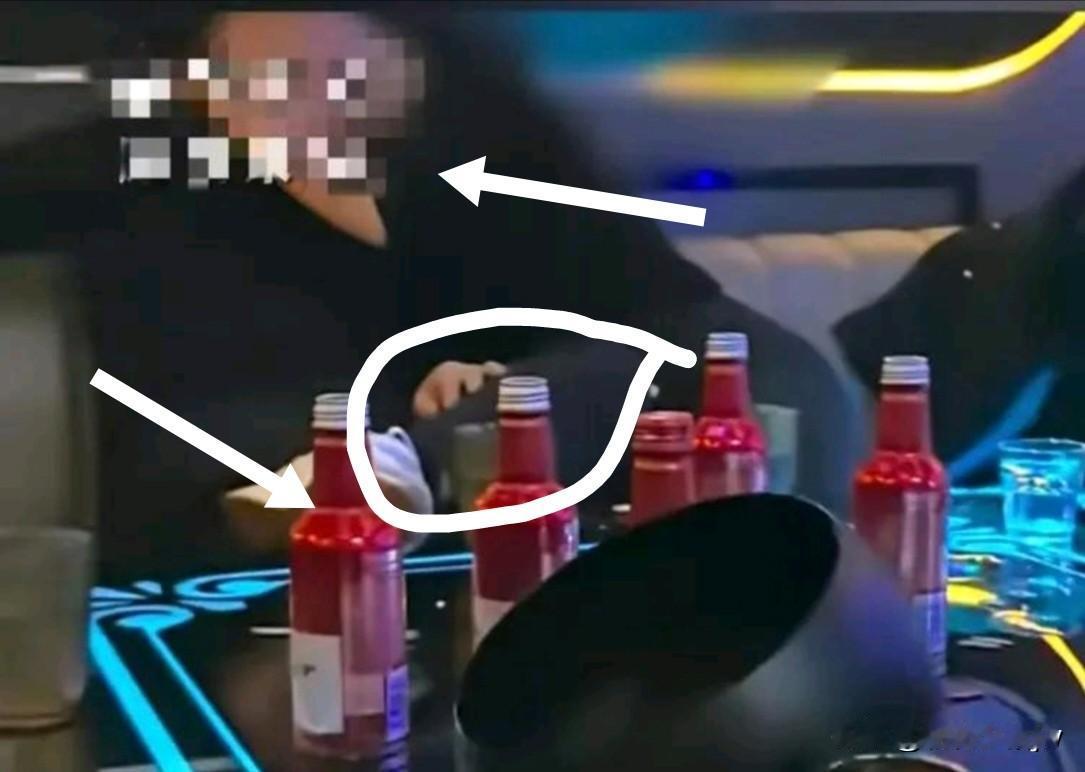 辟谣了！网传云南交管大队长在KTV违规饮酒与女性亲密举动不实。事发云南镇