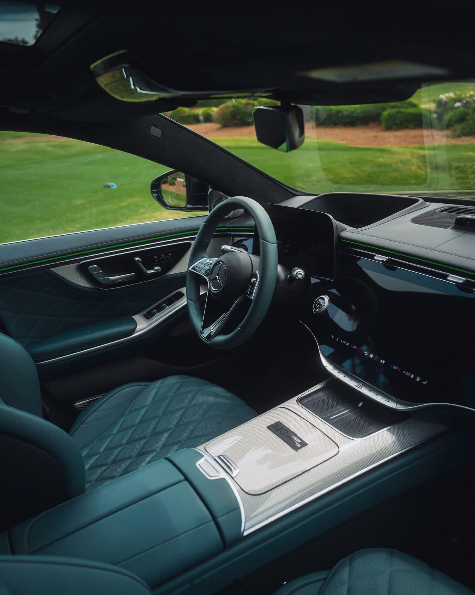 奔驰S也开始玩高奢定制了新款S级定制车湖绿色纳帕牛皮+杜鹃花刺绣MANUFAKT