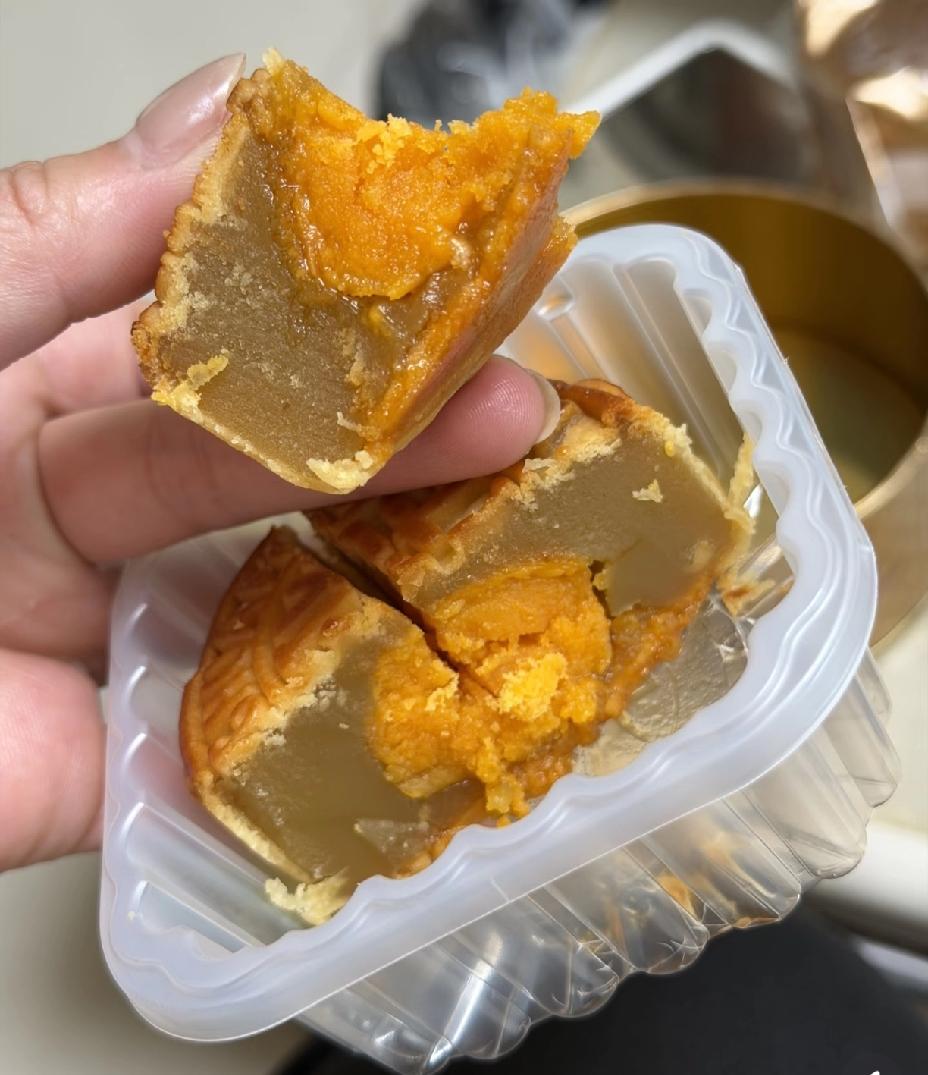 不知道你们发现没？现在的月饼，不管是在超市买的，还是在网上买的，甚至是亲朋好