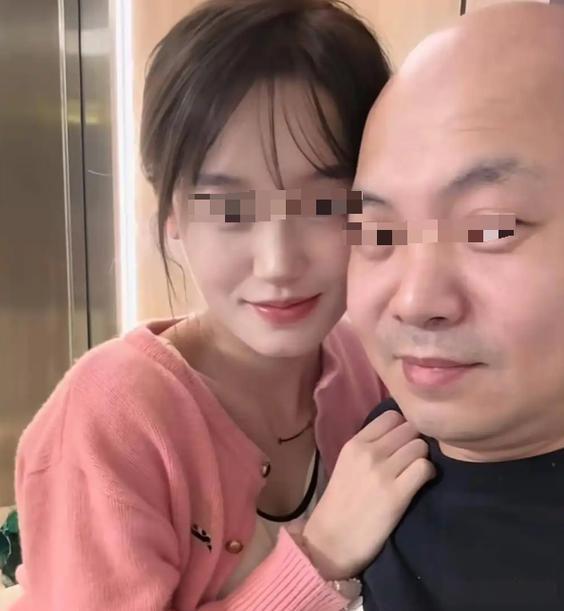 陕西，已婚男子迷恋上23岁女大学生，费尽心机把女大学生约出来开房后，趁女生不注意
