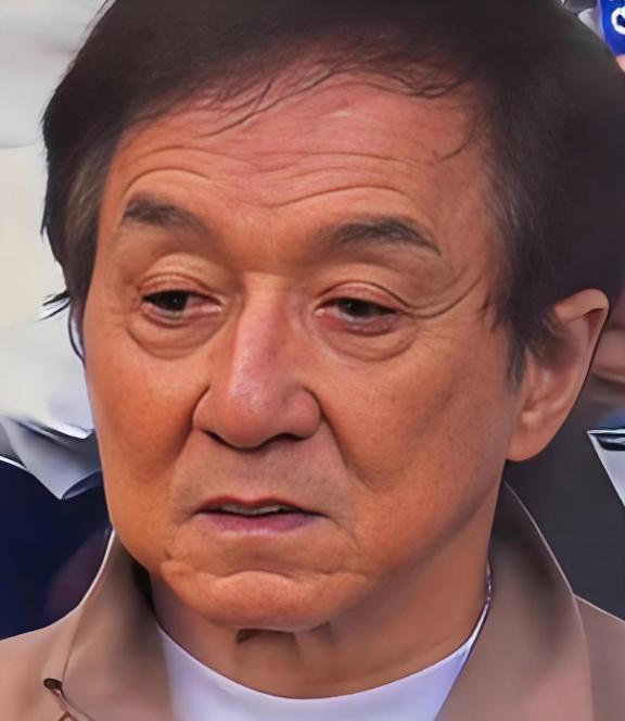 成龙大哥这辈子注定要遗憾终生了！他挣再多的钱，再有巨星光环，2025年，已经71