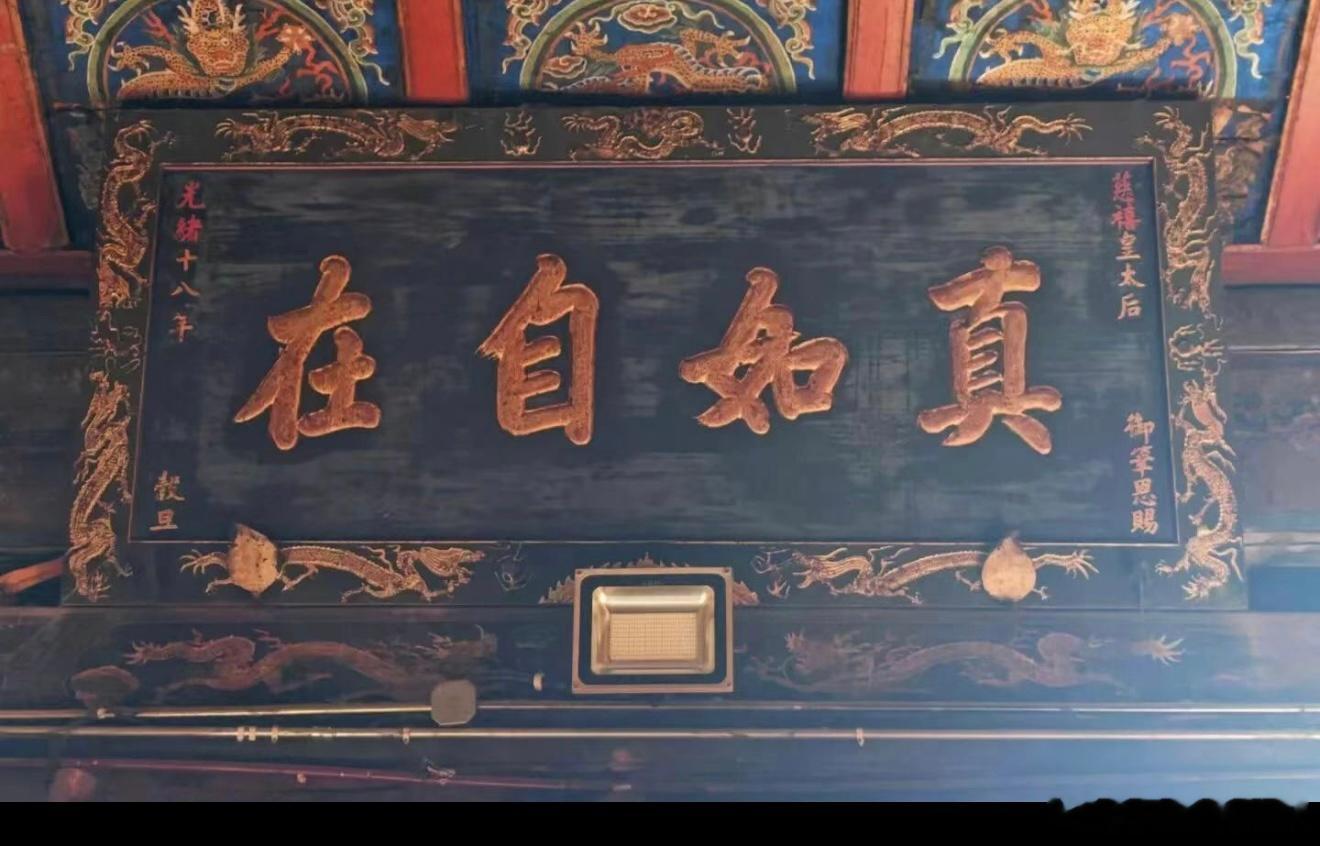 凡事都要留个余地，包容别人的当下，实际成就了自己。包容心越强，正能量越大。成熟最