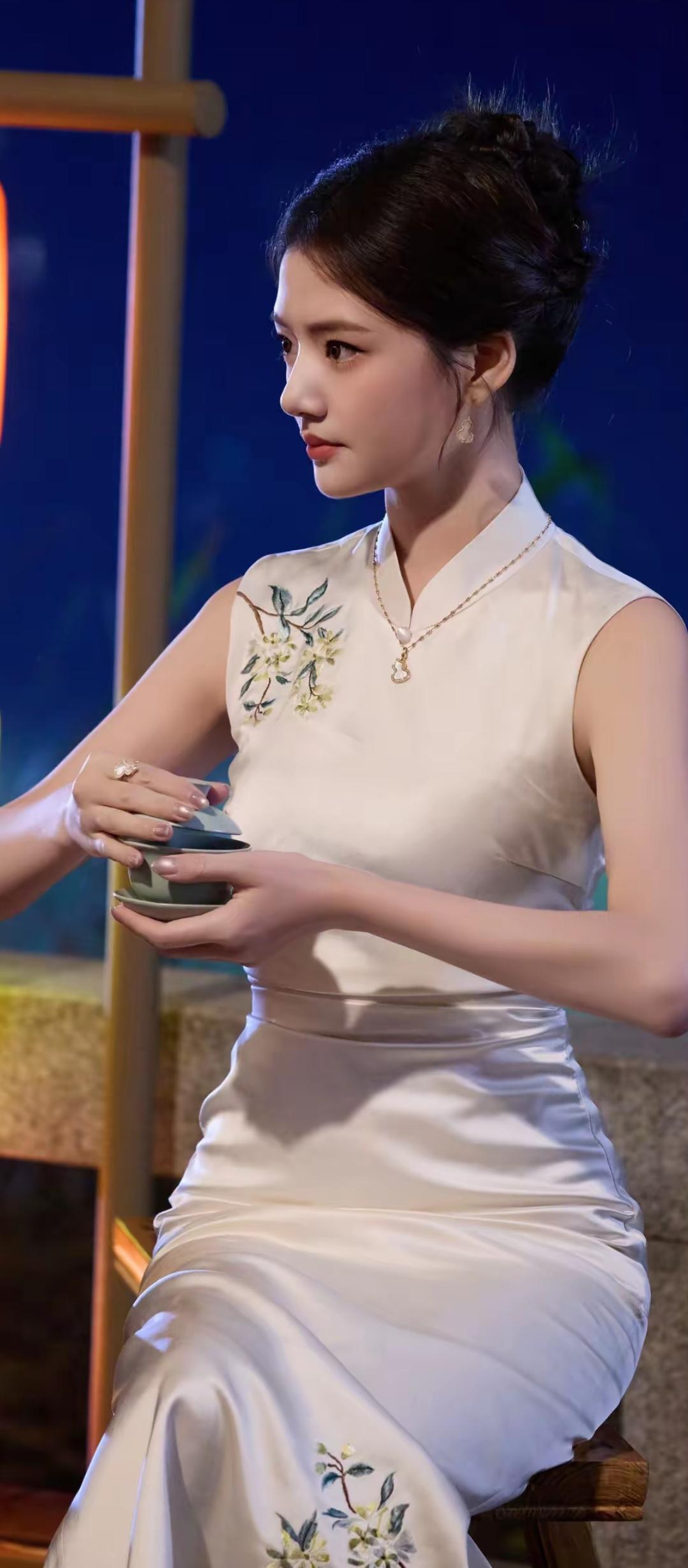 玉壶藏春意，轻纱掩芳姿。