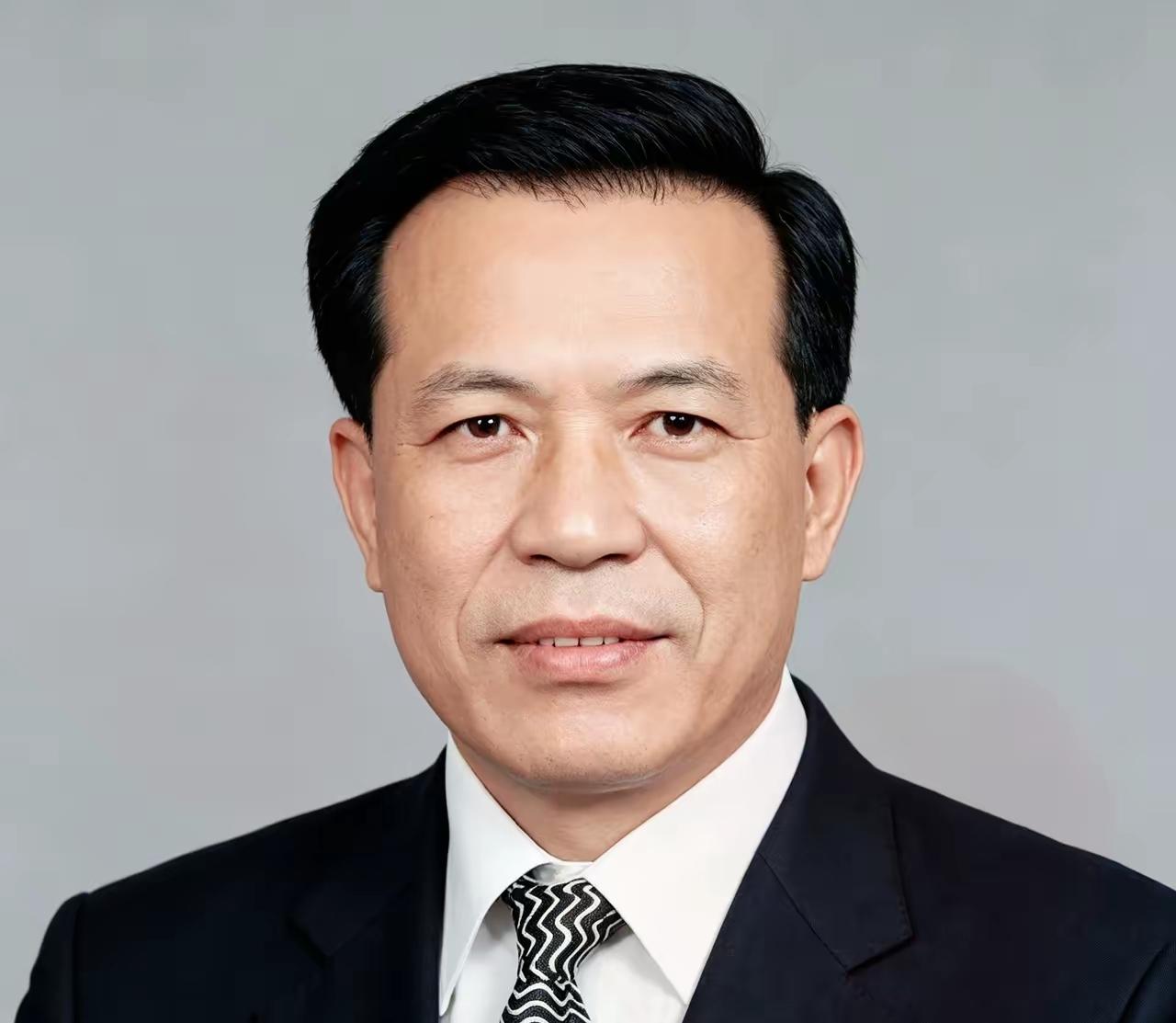 潮汕人卢瑞华，1957年考上中山大学物理系，毕业后留校教书。七八十年代转到佛