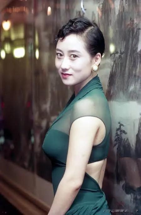 据传是因为她的内地出身背景在当时的香港娱乐圈备受排挤，《老虎出更》这个片段据说是