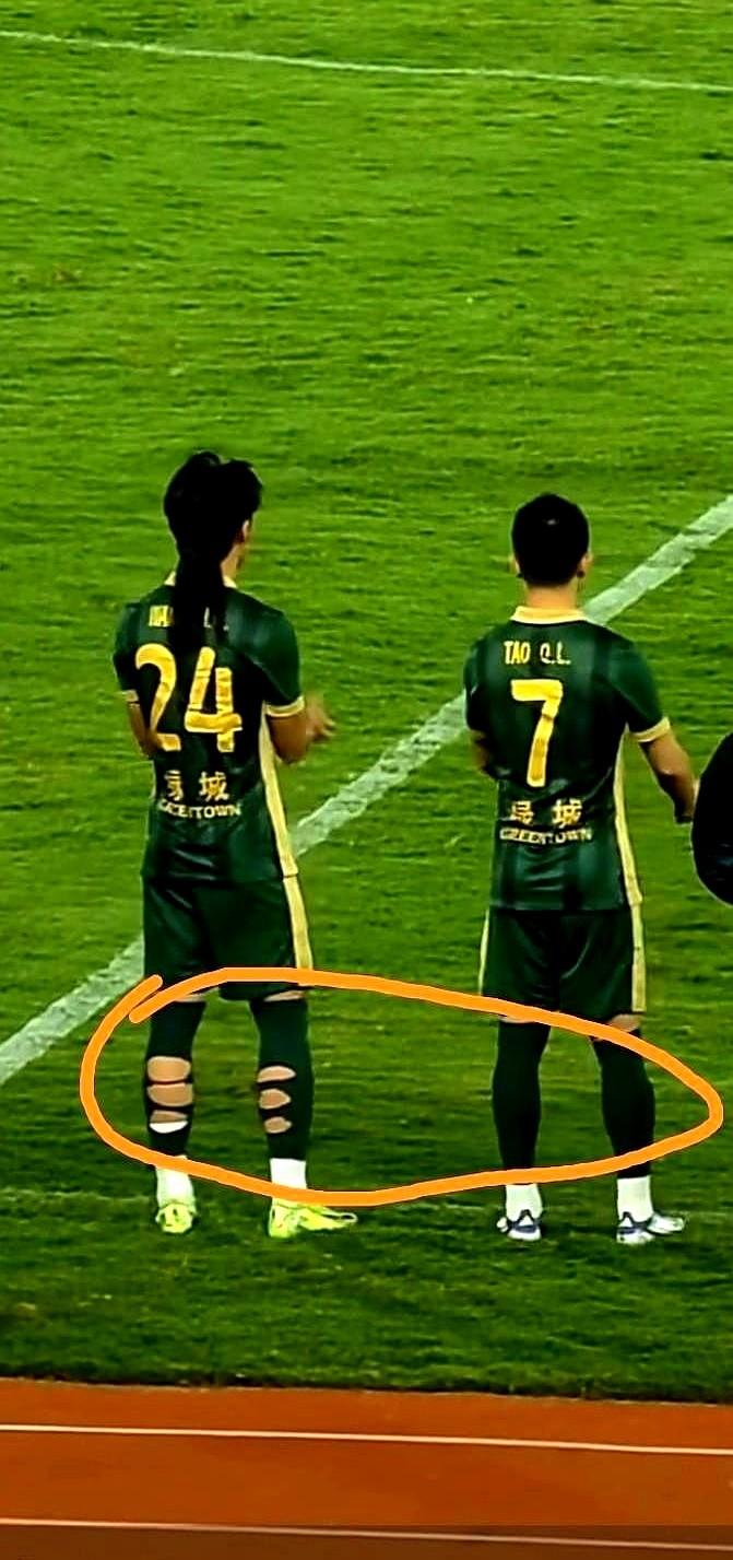 “这样会让肌肉松弛一点。”中国U23男足王某某最近俩事儿被唠上热搜：比赛吃红