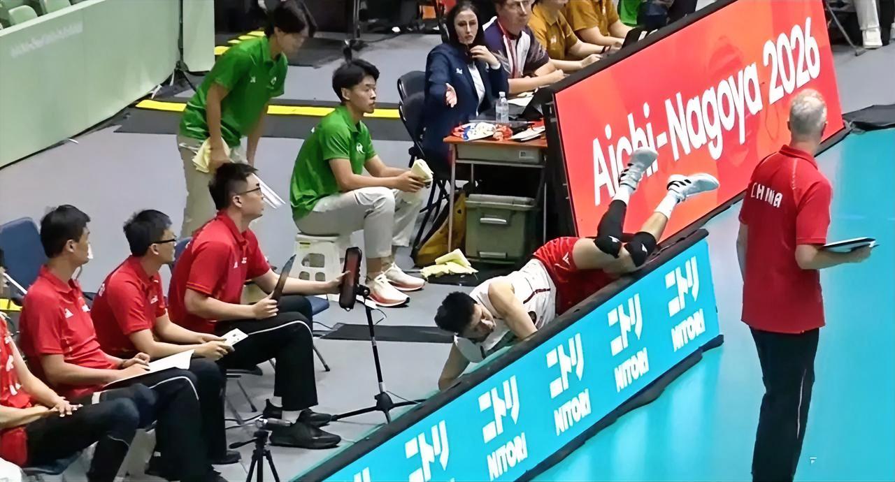 中国男排的小伙子们实在是太拼了！！！名古屋亚运会男排D小组赛，中国男排与最后
