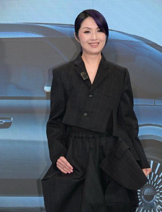 杨千嬅手术后首现身杨千嬅回应关淑怡病情杨千嬅昨日出席发布会，早前她在社交平台透