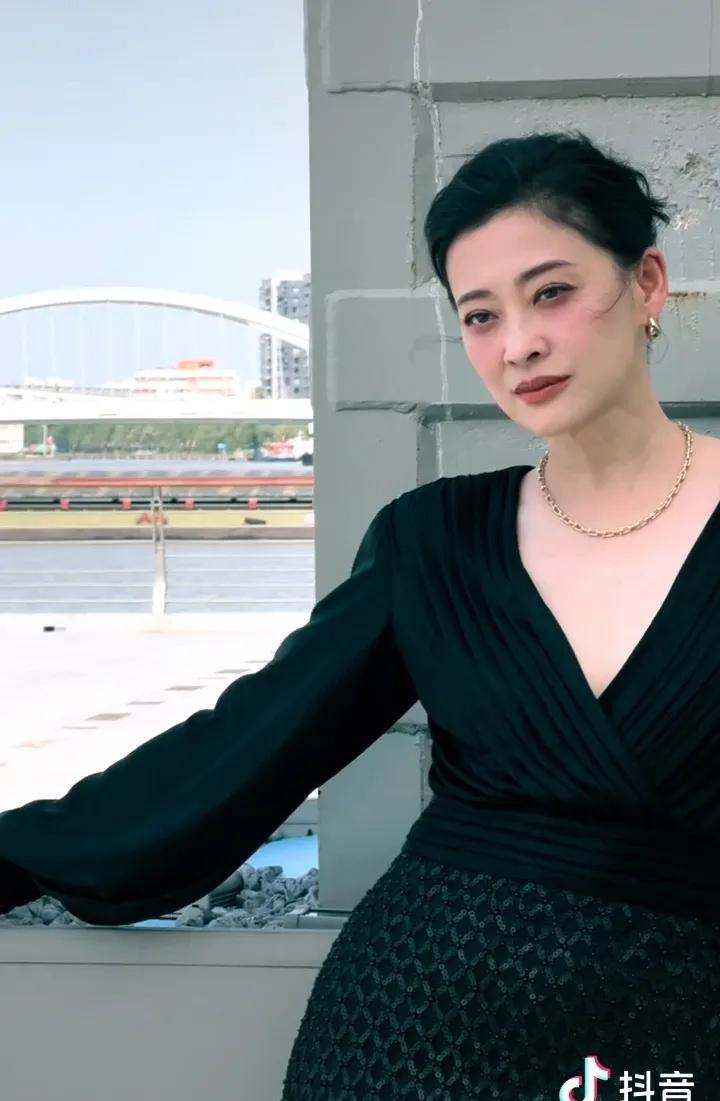 这么多年过去了，梅婷还是老样子，她演的电影和电视剧我都很爱看[鼓掌]。现