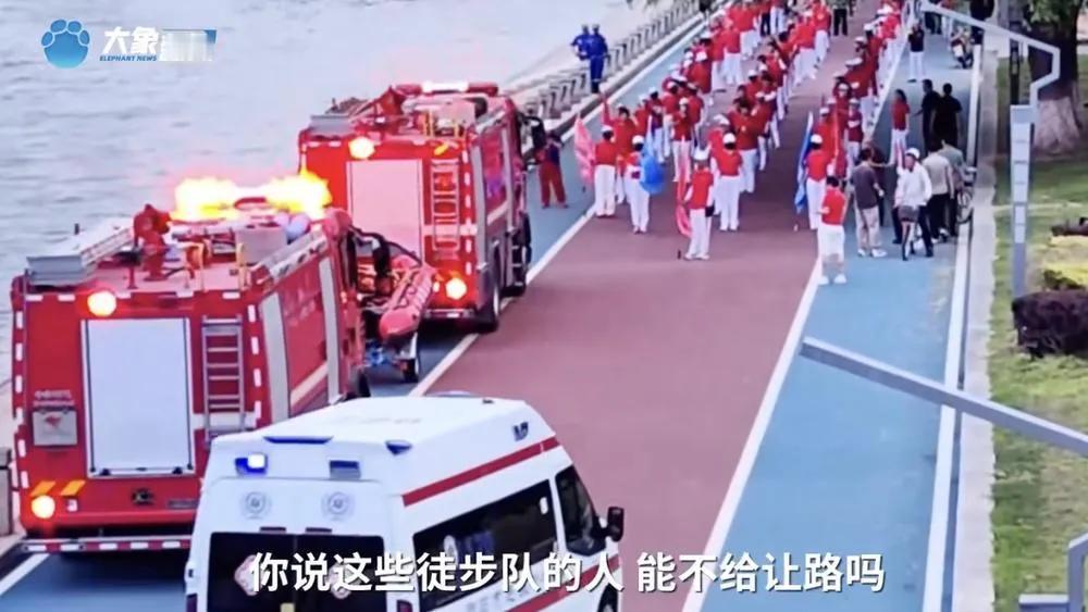 路上最讨厌什么？那就是老年暴走团。一群自以为是，拿机动车道路当做自己家路的一群